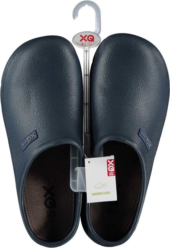 Paar navy XQ Footwear tuinklompen aan een haak, met label 'GARDEN CLOGS'.