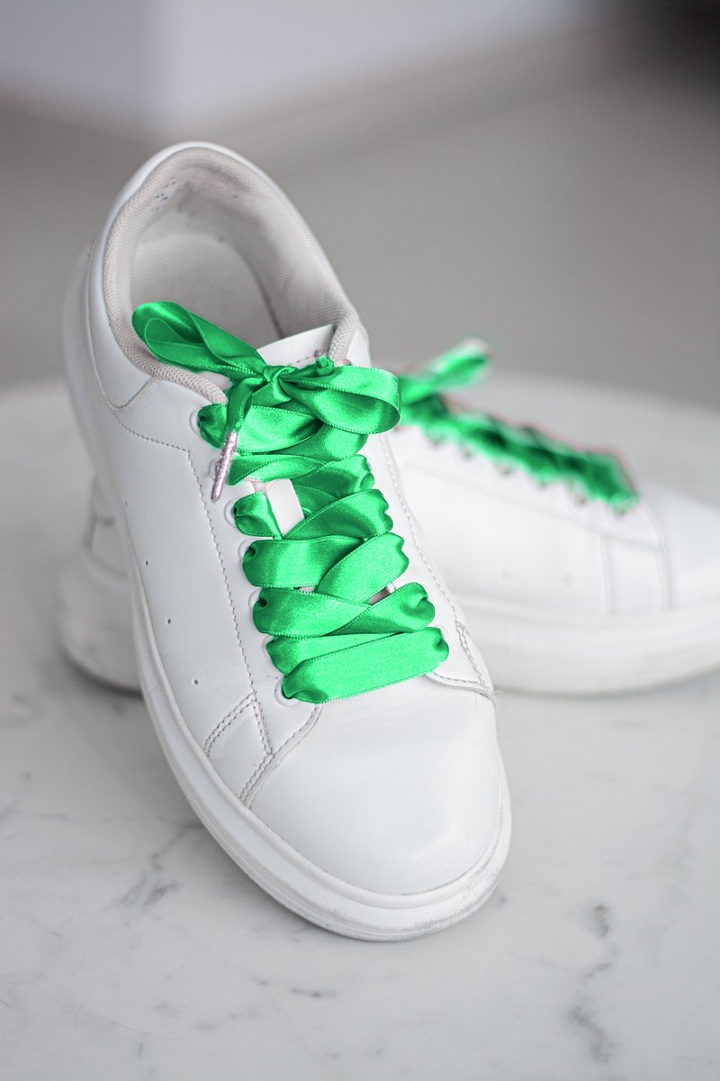 Schoenveters plat satijn luxe - groen breed - 120cm met gouden stiften veters voor wandelschoenen, werkschoenen en meer