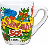 Mok - Drop - Hoera Sarah - Cartoon - In cadeauverpakking met gekleurd lint