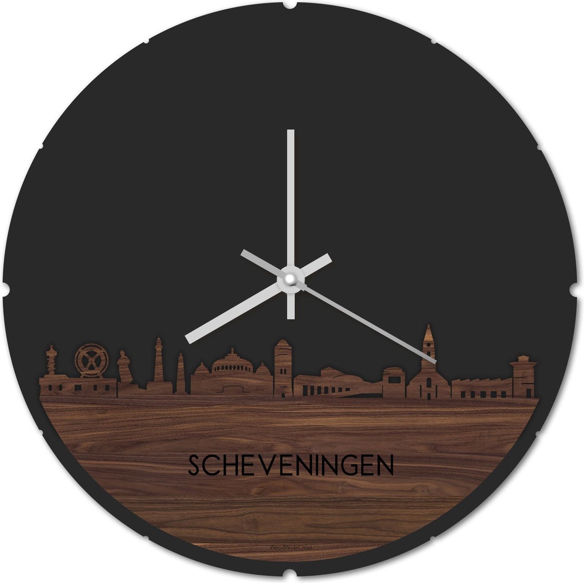 Skyline Klok Rond Scheveningen Notenhout - Ø 44 cm - Stil uurwerk - Wanddecoratie - Meer steden beschikbaar - Woonkamer idee - Woondecoratie - City Art - Steden kunst - Cadeau voor hem - Cadeau voor haar - Jubileum - Trouwerij - Housewarming -