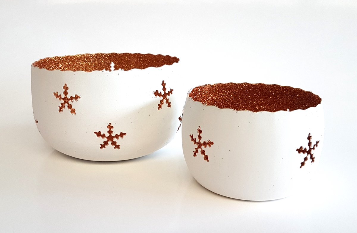Set van 2 theelichthouders / waxinelichtjeshouders / Windlicht met sneeuwvlokken - Wit / goud - 10 x 10 x 16 cm hoog (grootste waxinelichthouder).