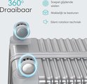 Zilverkleurige koffer met 360° draaibare, soepel glijdende en stille wielen.