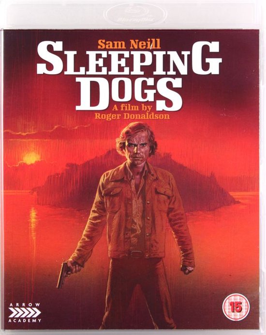 Hoes van 'Sleeping Dogs' met Sam Neill die een pistool vasthoudt voor een rood landschap.