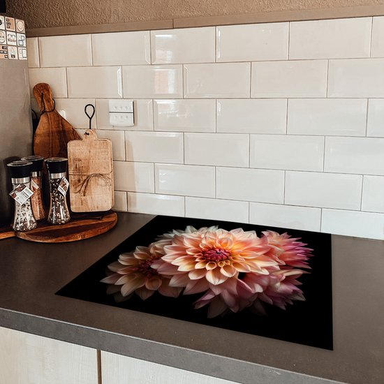 KitchenYeah® Inductie beschermer 59x52 cm - Dahlia - Bloemen - Roze - Zwart - Botanisch - Kookplaataccessoires - Afdekplaat voor kookplaat - Inductiebeschermer - Inductiemat - Inductieplaat mat