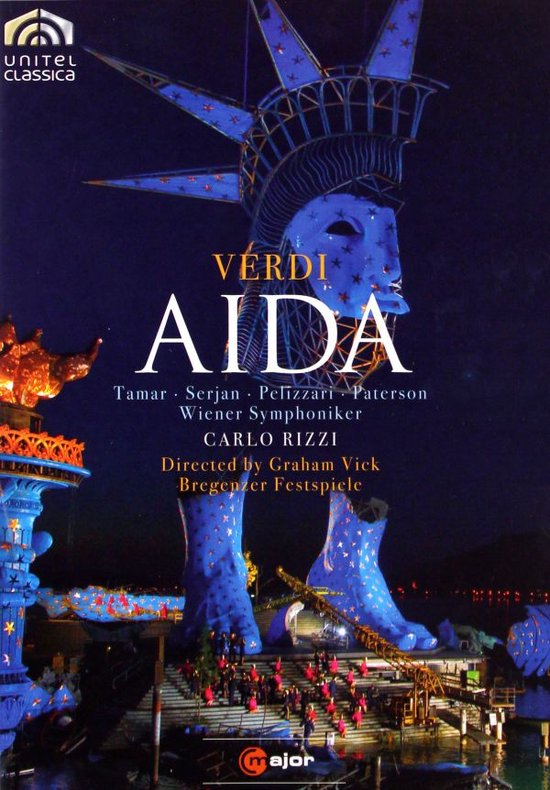 Verdi Aida: podium met enorme blauwe Statue of Liberty, sterren, orkest en koor.