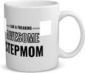 Akyol - i am a freaking awesome stepmom koffiemok - theemok - Mama - de meest geweldigste stiefmoeder - moeder cadeautjes - moederdag - verjaardagscadeau - verjaardag - cadeau - geschenk - kado - gift - moeder artikelen - 350 ML inhoud