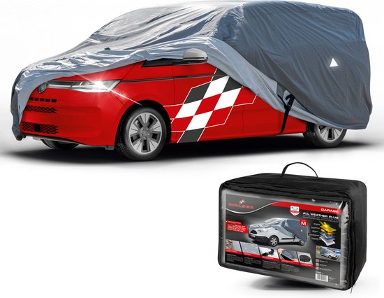 Housse de voiture grise recouvrant un utilitaire rouge, avec un sac de rangement pour la housse à côté.