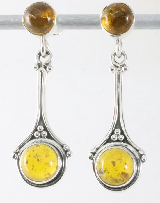 Bewerkte zilveren oorstekers met amber