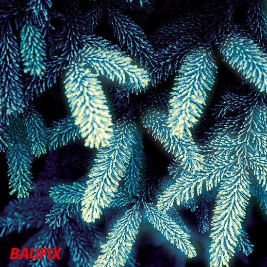 Blauwe en turquoise kerstboomtakken met kunstmatige sneeuw.
