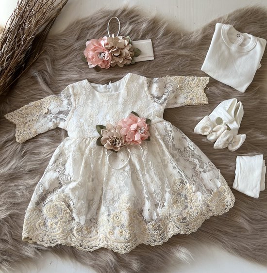luxe feestjurk-bruidsjurk-Baby jurk-doopjurk -dooppakje-beige jurk met lange mouwen-onderhemd-haarband-schoentjes-kousenbroek-borduurwerk-new born -geschenkdoos-kraamcadeau-fotoshoot-5 delige set-bloemenmotief-3 tem 6 maanden