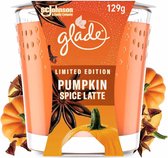 Bougie Glade Pumpkin Spiced Latte. Fabriqué avec des notes de parfum de citrouille pralinée, d'épices et de caramel.