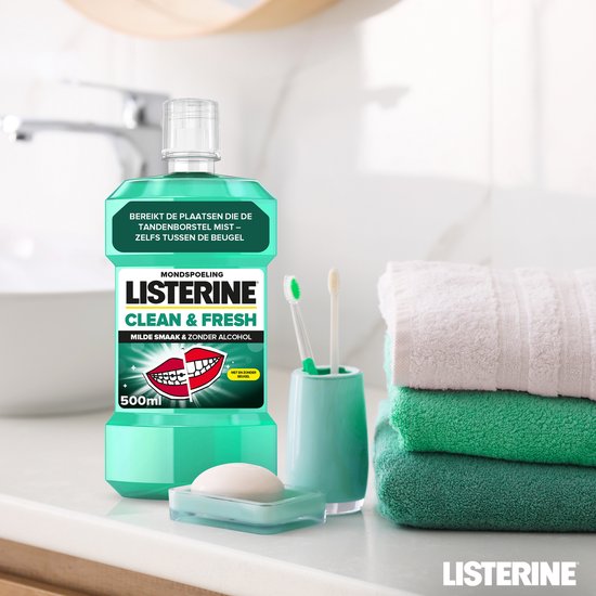 Fles Listerine Clean & Fresh mondspoeling op een badkamer aanrecht met tandenborstels en handdoeken.