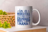 Mok In a world full Of Grandmas Be A Nana - GrandparentsLove - Gift - Cadeau - ProudGrandparents - GrandparentLife - BlessedGrandparents - Grootoudersliefde - TrotseGrootouders - GrootouderLeven - GrootouderMomenten
