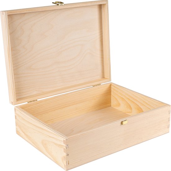 Een open houten kist met een gouden sluiting en scharnierend deksel, getoond op een witte achtergrond.