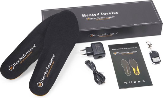 Een set HeatPerformance® verwarmde inlegzolen, oplader, afstandsbediening en handleiding op een grijze achtergrond.