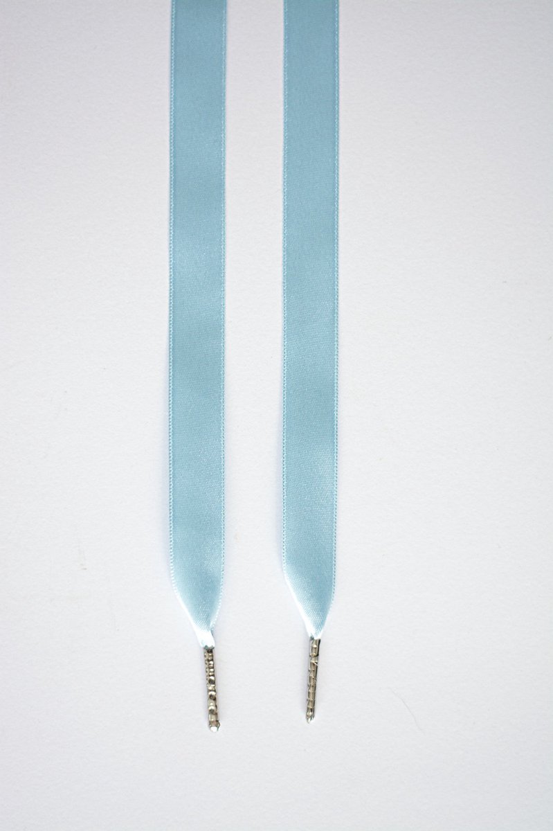 Schoenveters plat satijn luxe - baby blauw breed - 120cm met zilveren stiften veters voor wandelschoenen, werkschoenen en meer