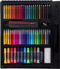 Bovenaanzicht van open schilderkoffer met potloden, stiften en een gum.
