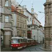 Poster Glanzend – Roodkleurige Tram rijdend door de Straten van de Stad - 50x50 cm Foto op Posterpapier met Glanzende Afwerking