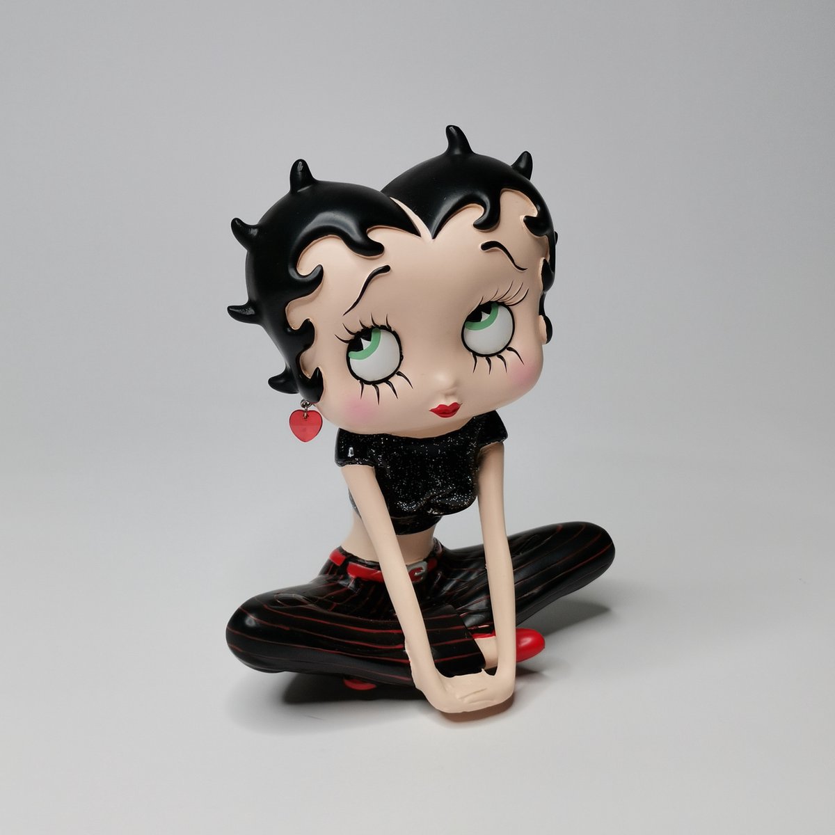Pacific Trading Betty Boop Heksenbeeldje, 23,5 cm hoog, koudgegoten hars Pacific Trading Betty Boop Heksenbeeldje, 23,5 cm hoog, koudgegoten hars