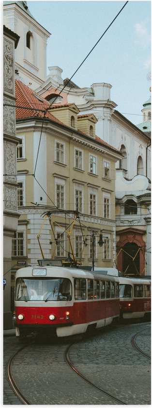 Poster Glanzend – Roodkleurige Tram rijdend door de Straten van de Stad - 20x60 cm Foto op Posterpapier met Glanzende Afwerking