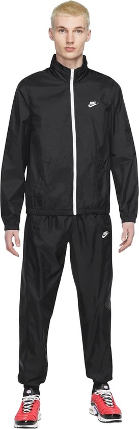 Nike sportswear club woven trainingspak in de kleur zwart.