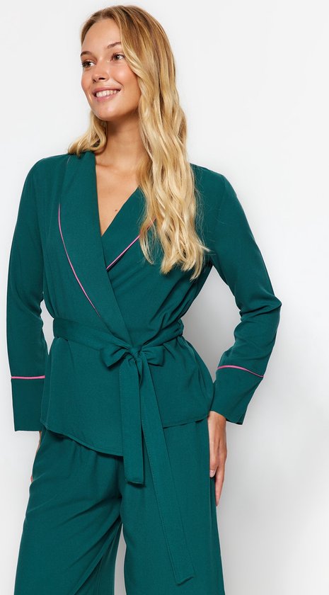 Foto: Trendyol vrouwen standaard mouw cache coeur smaragdgroene bies met gedetailkunstleerde dubbele rij knopen en geweven pyjamaset met overhemdbroek thmaw22pt1109