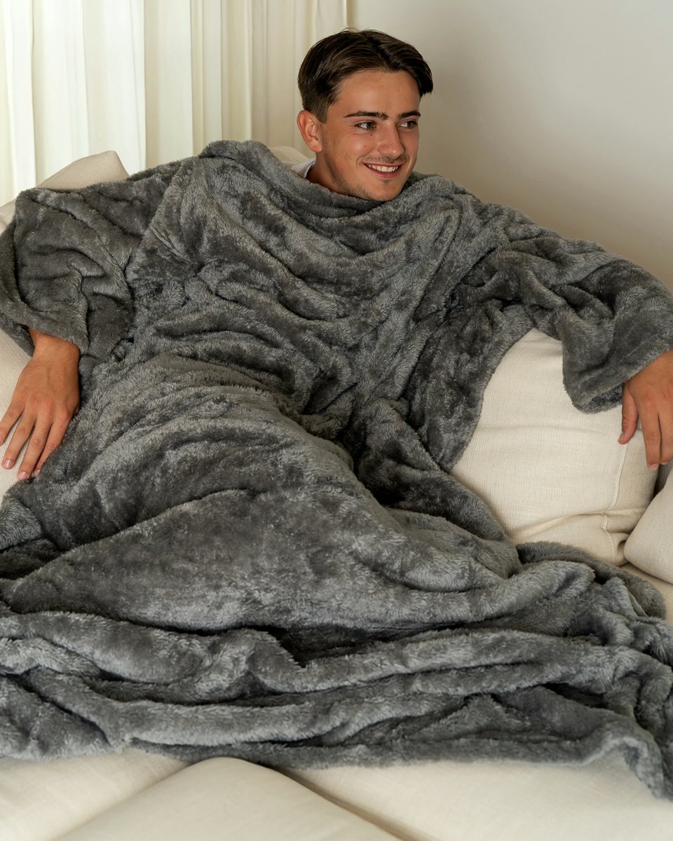 Fleece Deken met Mouwen - Plaid met Mouwen - Hoodie Deken - Hoodie Blanket - Huggle Hoodie - Snuggle Hoodie - Dekens - TV Deken - Grijs - Dames en Heren - Volwassenen - 180x130 cm - Noodpakket - Kerstcadeau - Snuggie Moment — cadeau in Wonen & Interieur - foto 2