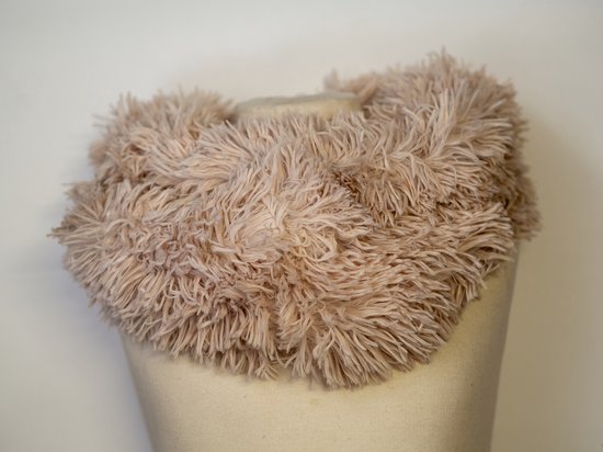 Beige Dames colsjaal - pluche- colsjaal fluffy - pluizig - mini haartjes - nekwarmer - infinity sjaal - scarf - ronde col sjaal
