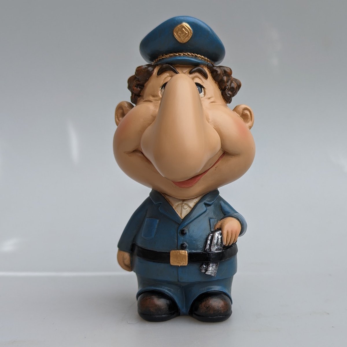 MadDeco ludiek Kerstcadeau brillenstandaard politie agent polystone 11 cm hoog