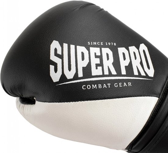 Close-up van de zwarte bokshandschoen met witte inzet en 'SUPER PRO' logo.