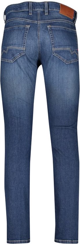 Achterkant van een blauwe jeans met een lichte wassing en een slim fit.