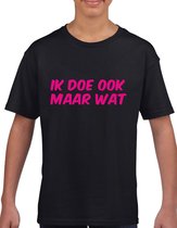 Kinder T-Shirt - Zwart - Maat 146 - T-Shirt leeftijd 11 tot 12 jaar - Grappige teksten - Roze tekst - Cadeau - Shirt cadeau - Ik doe ook maar wat -Shirt met leuke tekst - verjaardag -