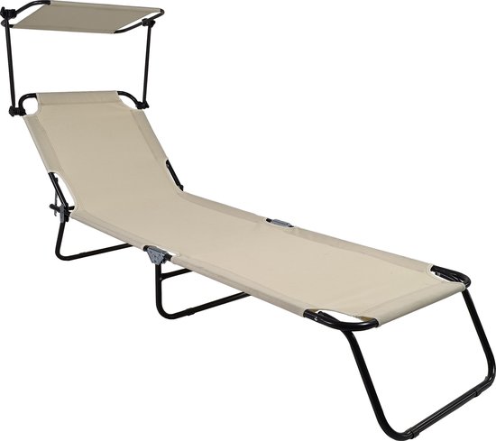 Une chaise longue pliante beige avec un auvent gris et un cadre en métal noir, isolée sur un fond blanc.