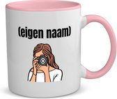Akyol - fotograaf vrouw met eigen naam koffiemok - theemok - roze - Fotograaf - fotografen - mok met eigen naam - leuk cadeau voor iemand die houd van foto's maken - cadeau - kado - 350 ML inhoud