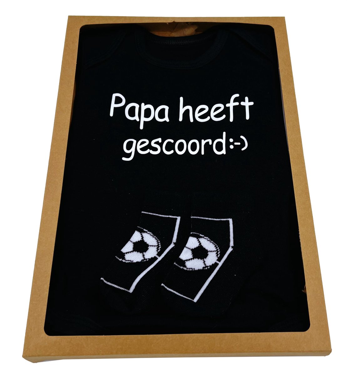 Goedkoopste Kraamcadeau brievenbus - zwarte romper en babysokjes, rechtstreekse verzending met kaartje - kraamkado voetbal, kraamcadeau per post
