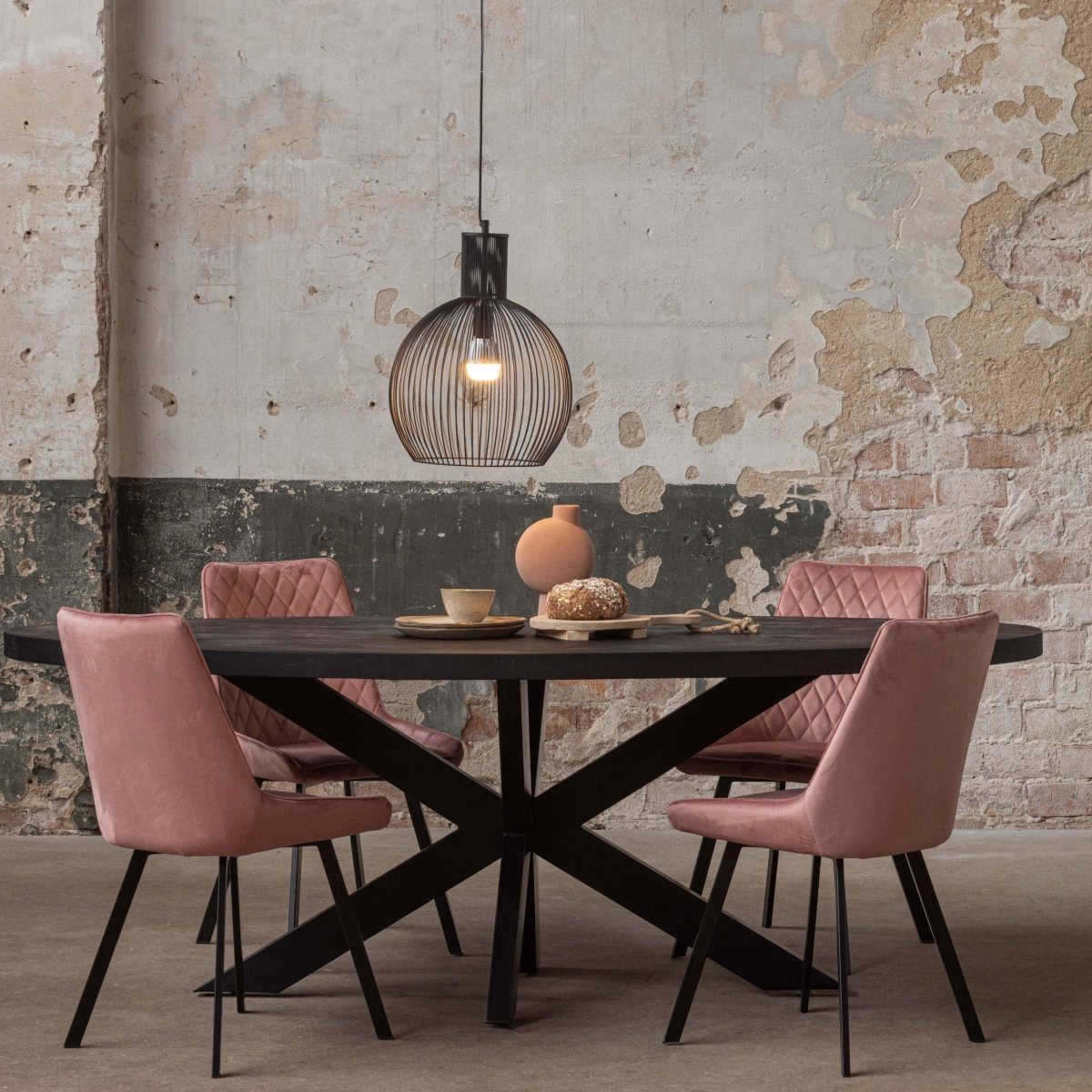Mahom Mangohouten Eettafel Tulsa Black Ovaal 160×90 cm Mahom Industrieel - Dinertafel van Mangohout & Metaal - Industriële Eettafel Bruin