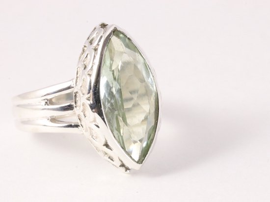 Bewerkte zilveren ring met groene amethist - maat 19