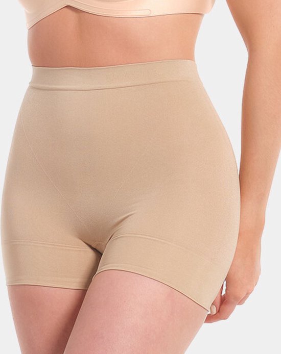 Close-up van een model met beige body short, met subtiele contourlijnen.