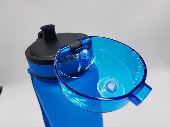Gedetailleerde opname van de blauwe deksel van een King Mungo drinkfles, met de open drinktuit en het sluitmechanisme.