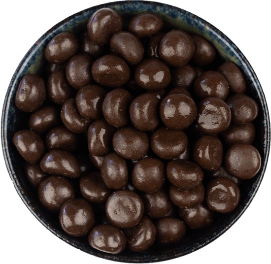 Een schaal gevuld met donkere chocolade pepernoten.