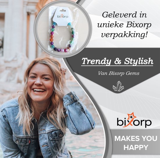 Lachende vrouw met spijkerjasje, met een cirkelvormige inset van de meerkleurige armband van Bixorp in verpakking, en tekst over de verpakking en het merk.