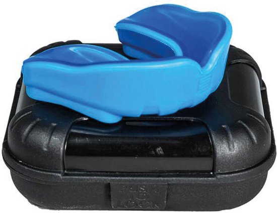Makura Ignis Senior mondbeschermer, gekoeld blauw, doorschijnend, op gesloten zwarte bewaarkoffer.