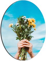 Dibond Ovaal - Bloemen - Boeket - Lucht - Handen - Wolken - 30x40 cm Foto op Ovaal (Met Ophangsysteem)