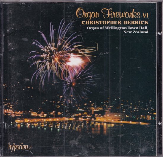 CD hoes met 'Organ Fireworks VI' en Christopher Herrick. Toont vuurwerk boven een verlichte stad bij nacht.