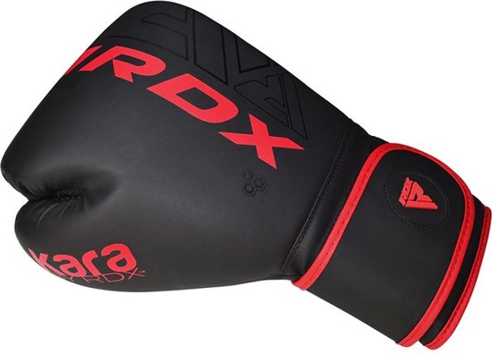 Zwarte bokshandschoen met rode RDX-opdruk en rode accenten.