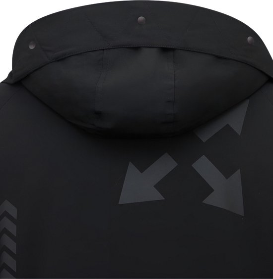 Detail van de capuchon van een zwarte lange parka jas met pijlenprint.