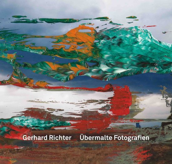 Gerhard Richter: Übermalte Fotografien. Abstracte verfstrepen in oranje, groen en rood over een achtergrond van spiegelend metaal.
