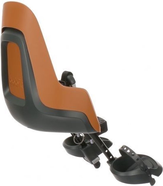 Zijaanzicht van een bruin Bobike fietsstoeltje met voetensteunen.