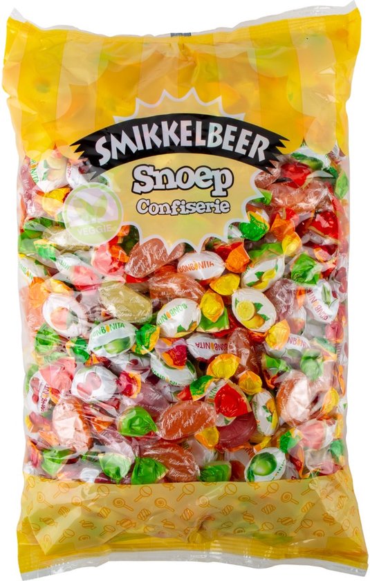 Gele zak met Smikkelbeer Snoep Confiserie, gevuld met kleurrijke, individueel verpakte snoepjes.