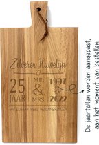Stoer landelijk snijplankje-borrelplank met tekst gravure ZILVEREN HUWELIJK. Cadeau-25 jarige bruiloft-25 jarige trouwdag. Het formaat is 20x30cm excl. handvat.